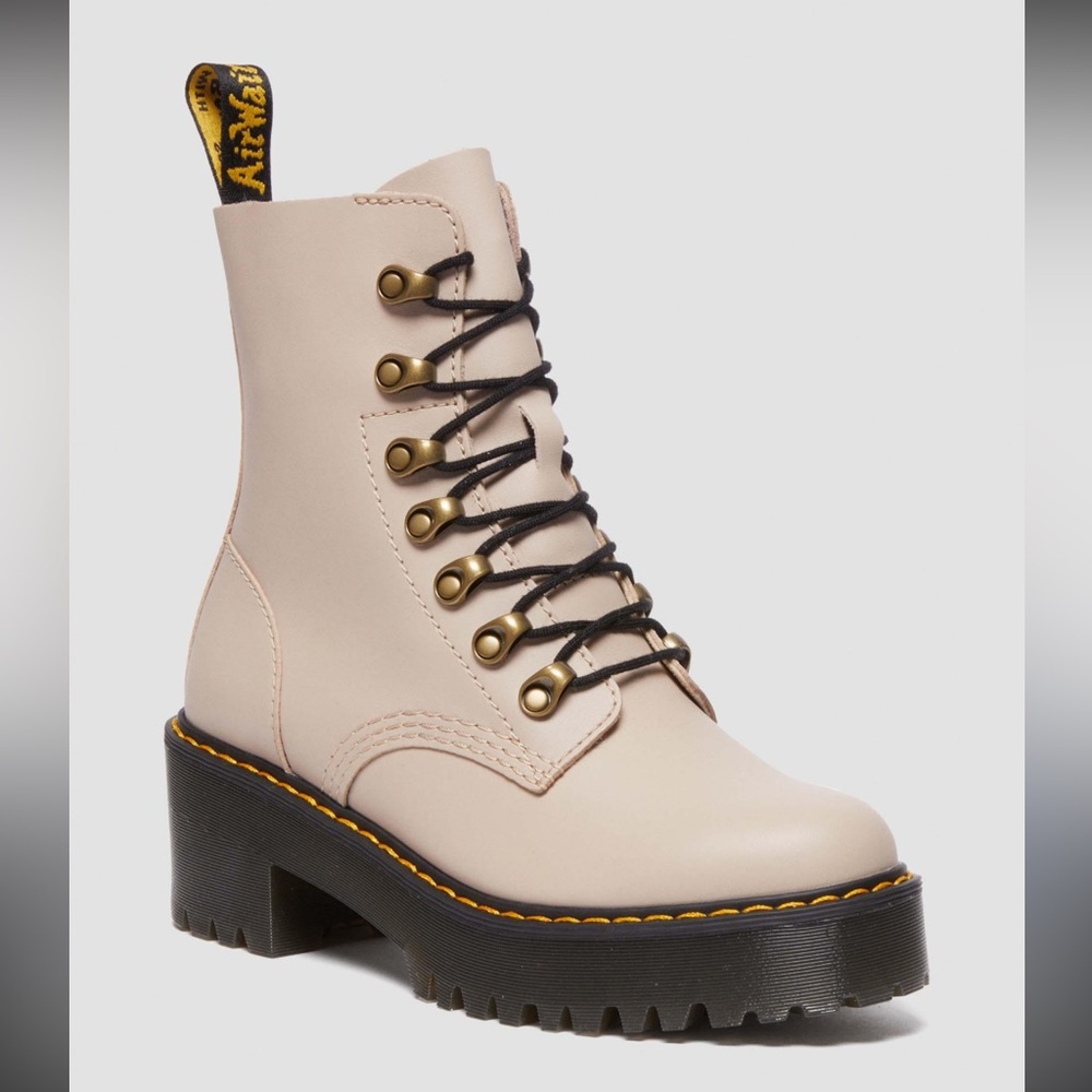 BNWT Dr. Martens LEONA combat boots tan and black sz. 7